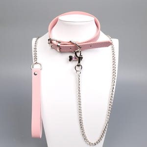 Kundenspezifisches rosa Knochen- & Pfoten-Abdruck-Halsband, graviertes Kunstleder-Halsband mit abnehmbarer O-Ring-Kette, personalisiertes Geschenk für sie
