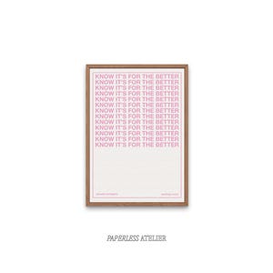 Puede incluir: Una impresión enmarcada con el texto "KNOW IT'S FOR THE BETTER" en rosa, repetido verticalmente. La impresión tiene un fondo blanco y está en un marco de madera. La parte inferior de la impresión tiene el texto "phoebe bridgers" y "waiting room".
