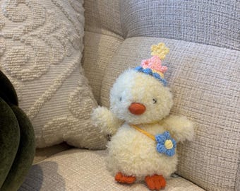 Ręcznie robiony na szydełku zestaw czapki i torebki dla pluszowych kotek Jellycat (seria Tiny/13 cm) z niebieskimi i różowymi kwiatami | Szydełkowe ubranka dla pluszaków