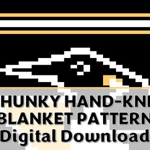 Op de afbeelding: Een digitale downloadafbeelding met de tekst "CHUNKY HAND-KNIT BLANKET PATTERN Digital Download". Het ontwerp bevat een gepixeld zwart-witbeeld met gele en witte horizontale strepen aan de bovenkant.