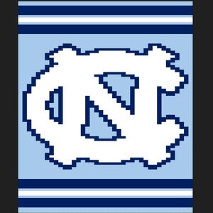 Peut inclure: Un motif pixélisé avec le logo blanc "NC" de l'Université de Caroline du Nord, sur un fond bleu clair. Le logo est centré dans un cadre rectangulaire avec des rayures bleu foncé et blanches en haut et en bas. Le design a une esthétique rétro et numérique.