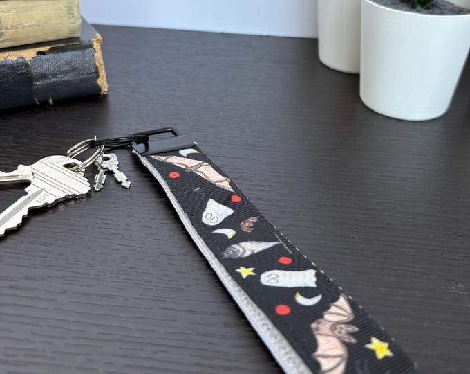 Halloween key fob / Bats lover key wristlet holder / Ghosts and bats key chain