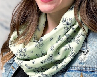 Bamboo gauze Lime cream outlined dasiphora exclusive print infinity scarf, soft and comfortable green circle scarf, original loop scarf