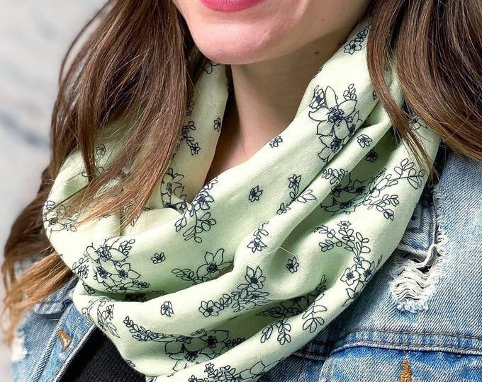 Bamboo gauze Lime cream outlined dasiphora exclusive print infinity scarf, soft and comfortable green circle scarf, original loop scarf