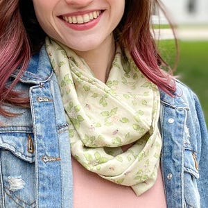 Bamboo gauze Spirae and bees exclusive print infinity scarf, soft and comfortable green and yellow circle scarf, original loop scarf