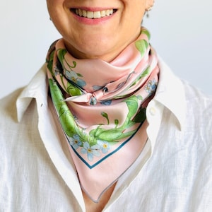 Bufanda de seda con estampado floral rosa y azul, 66 cm (26&quot;)