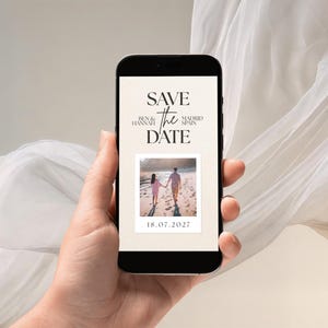 Puede incluir: Un teléfono inteligente muestra un anuncio de boda con el texto "Save the Date" y los nombres Ben & Hannah, Madrid, España. Una foto muestra a una pareja en una playa. También se muestra la fecha 18.07.2027.
