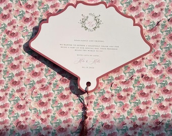 Abanico de papel personalizado para bodas, elegante detalle de agradecimiento con borde festoneado.