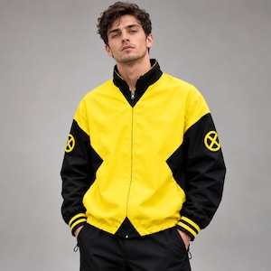 Pode incluir: Um casaco com fecho de correr, apresentando um painel central amarelo brilhante e mangas pretas. O casaco tem uma gola alta, punhos pretos com riscas amarelas e um logótipo circular amarelo dos X-Men em cada manga. Inclui um fecho frontal.