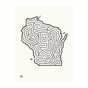Op de afbeelding: Een zwart-witte doolhof in de vorm van de staat Wisconsin. Er zijn vier rode stippen die het begin- en eindpunt van de doolhof markeren.