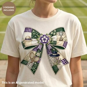 Könnte beinhalten: Ein cremefarbenes T-Shirt mit einer großen, dekorativen Schleifengrafik. Die Schleife besteht aus grünen, weißen und violetten Karomustern und Blumenmustern, akzentuiert durch Illustrationen eines Pokals, Tennisschlägern und Hüten, zentriert durch eine violette Blume.