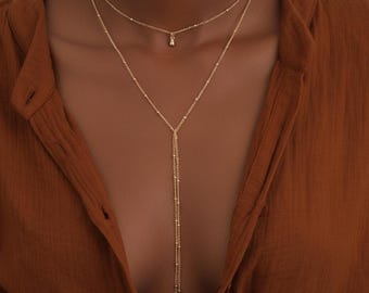 Delicado collar de lazo dorado: cadena minimalista en Y con colgante geométrico, ideal como regalo.