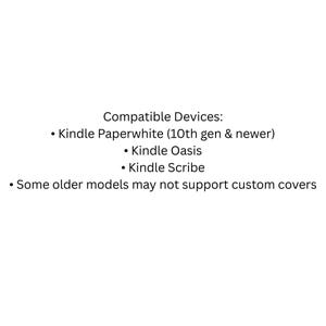 Pu&ograve; includere: Sfondo bianco con testo nero che elenca i dispositivi compatibili: Kindle Paperwhite (10a generazione e successive), Kindle Oasis e Kindle Scribe. Si nota anche che alcuni modelli pi&ugrave; vecchi potrebbero non supportare le cover personalizzate.