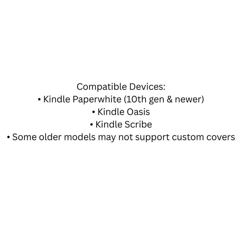 Pu&ograve; includere: Sfondo bianco con testo nero che elenca i dispositivi compatibili: Kindle Paperwhite (10a generazione e successive), Kindle Oasis e Kindle Scribe. Si nota anche che alcuni modelli pi&ugrave; vecchi potrebbero non supportare le cover personalizzate.