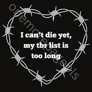 Pu&ograve; includere: Sfondo nero con una forma a cuore di filo spinato bianco. Il testo all'interno del cuore recita: "I can't die yet, my tbr list is too long."