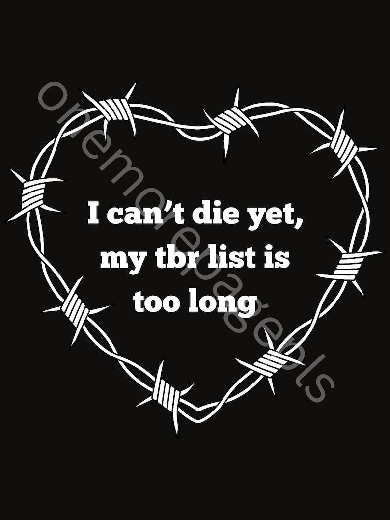 Pu&ograve; includere: Sfondo nero con una forma a cuore di filo spinato bianco. Il testo all'interno del cuore recita: "I can't die yet, my tbr list is too long."
