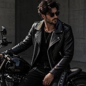 Pode incluir: Jaqueta de motociclista de couro preta com um padrão texturizado, usada com calças pretas e óculos de sol. A jaqueta tem gola entalhada e cinto na cintura. A pessoa está sentada em uma motocicleta preta.