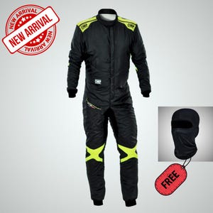 Puede incluir: Una taza de cer&aacute;mica blanca con asa negra y el texto "But First, Coffee" en negro, con una fuente de estilo manuscrito. La taza est&aacute; sobre una superficie blanca.