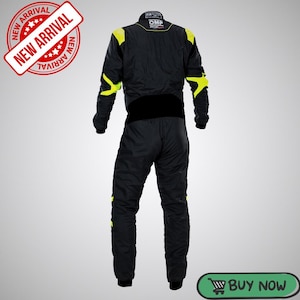 Puede incluir: Traje de carreras negro con detalles amarillos en los hombros y los brazos. El traje tiene un cintur&oacute;n negro en la cintura y la marca "OMP" es visible en el cuello. Un sello de "NUEVA LLEGADA" est&aacute; en la esquina superior izquierda.