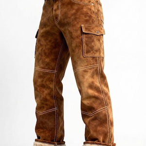 Puede incluir: Pantalones de cuero marrón con cinturón de cuero marrón. Los pantalones tienen costuras blancas, dos bolsillos delanteros y dos bolsillos de carga. Los puños están forrados con piel clara.