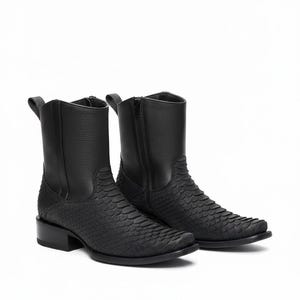 Könnte beinhalten: Ein Set aus drei Keramikbechern mit gesprenkelter, matter Oberfläche. Die Becher sind in Creme-, Hellgrau- und Dunkelgrautönen gehalten. Jeder Becher hat ein schlichtes, minimalistisches Design.