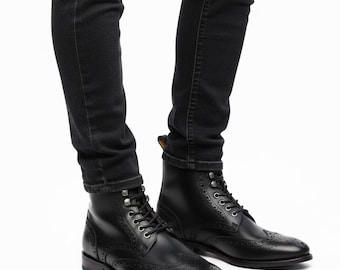 Botas brogue de cuero negro con punta de ala para hombre, hechas a mano, botas de combate con cordones hechas a mano, botines artesanales con punta de ala, botas de vestir formales.