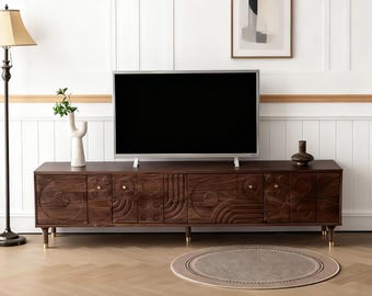 手作りのモダンな彫刻が施された木製テレビ台（真鍮のアクセント付き）、ミッドセンチュリーモダンスタイルの収納キャビネット、リビングルーム用テレビコンソール