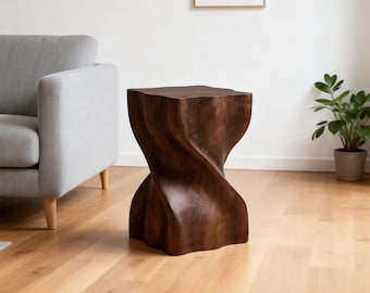 手作りの木製渦巻きサイドテーブル、ユニークな彫刻的なアクセント、リビングルームや寝室に最適なモダンなスカンジナビアデザイン