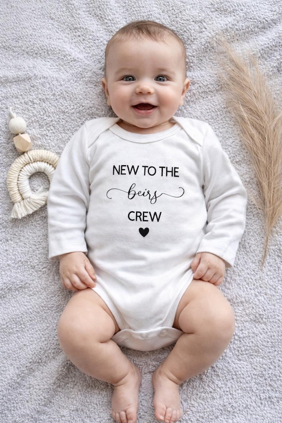 Personalized Baby Bodysuit “New to the [Name] Crew” | Baby Gift with Name | Newborn Bodysuit | Gift for Birth by AllerleiPlottereiByS