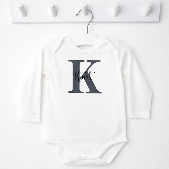 Personalized baby bodysuit with desired name & initial – gift for birth, christening or baby shower – white long-sleeved bodysuit by AllerleiPlottereiByS