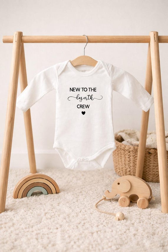 Personalized Baby Bodysuit “New to the [Name] Crew” | Baby Gift with Name | Newborn Bodysuit | Gift for Birth by AllerleiPlottereiByS