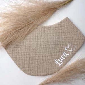 Musselin Babyhalstuch Lätzchen mit Namen – Dreieckstuch – große Farbauswahl – Geschenk zur Geburt