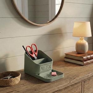 Organizador de escritorio personalizado con nombre personalizado, compartimentos múltiples para bolígrafos, tijeras y accesorios, ideal como regalo para tu novio.