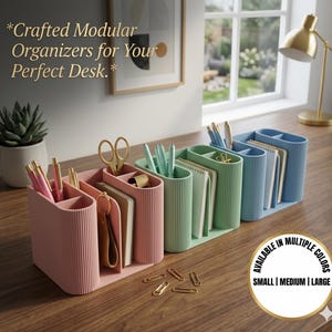 Può includere: Tre organizer da scrivania modulari in rosa, verde chiaro e blu, ciascuno con un esterno a coste e scomparti multipli per penne, taccuini e forbici. Il testo recita: Crafted Modular Organizers for Your Perfect Desk.