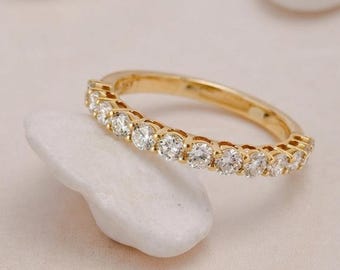 Media alianza de boda redonda de moissanita y diamantes, alianza de mujer a juego con diamantes, alianza de pedida de mano, alianza de compromiso de moissanita, alianza de aniversario.