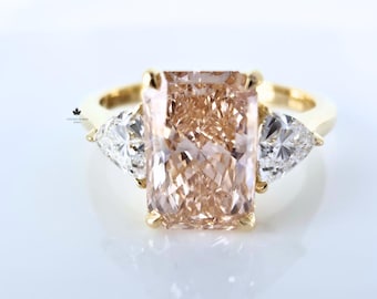 Anillo de compromiso de moissanita color melocotón con talla radiante, anillo de tres piedras con piedra lateral en forma de pera en oro amarillo de 14 quilates, anillo nupcial único