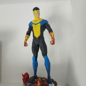 Figura INVINCIBLE pintada a mano e impresa en 3D
