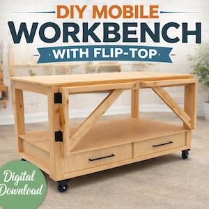 Może przedstawiać: Jasna, mobilna ławka warsztatowa z drewna z odchylaną konstrukcją. Ławka warsztatowa posiada dwie szuflady z czarnymi uchwytami, dolną półkę i jest zamontowana na czarnych kółkach. U góry widnieje napis "DIY MOBILE WORKBENCH WITH FLIP-TOP."