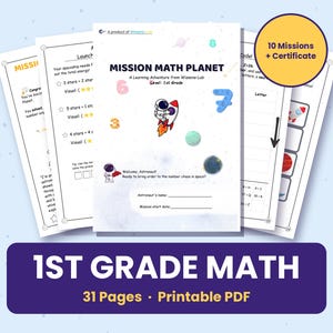 Könnte beinhalten: Ein 31-seitiges, druckbares PDF-Mathe-Arbeitsheft mit dem Titel Mission Math Planet für die 1. Klasse. Das Cover zeigt einen Astronauten, eine Rakete, Planeten und Zahlen. Ein gelbes Abzeichen weist auf 10 Missionen + Zertifikat hin. Die Seiten enthalten Matheaufgaben, Weltraumgrafiken sowie Zeilen für Name und Datum.