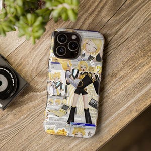 Może przedstawiać: Etui na telefon z kolorowym wzorem przedstawiającym ilustracje w stylu anime w kolorze żółtym, czarnym i białym. Etui ma błyszczące wykończenie i wycięcie na aparat. Projekt zawiera obrazy postaci, tekst i interfejs retro komputera.