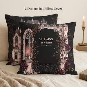 Könnte beinhalten: Zwei schwarze Kissenbezüge mit gotischen Schlossmotiven. Ein Kissen zeigt ein Schlossfenster mit dem Text "VILLAINS do it better". Die Kissen sind mit Rosen und Weinranken verziert und schaffen eine dunkle, romantische Ästhetik.