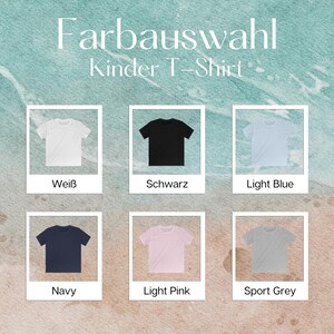 Pu&ograve; includere: Una tabella di selezione colori per magliette da bambino intitolata Farbauswahl Kinder T-Shirt, che mostra sei magliette a maniche corte in bianco, nero, azzurro, blu navy, rosa chiaro e grigio sport, ciascuna in una cornice quadrata bianca con etichette.