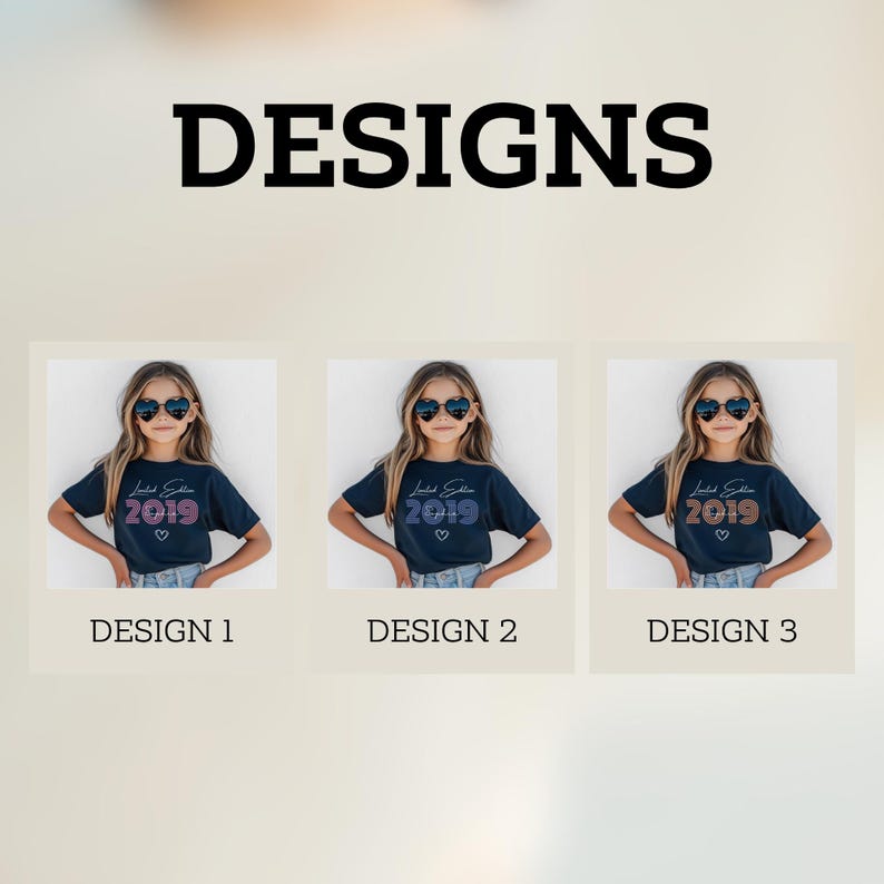 Pu&ograve; includere: Tre magliette blu scuro con il testo Limited Edition 2019 e un piccolo cuore grafico. Le magliette sono visualizzate in una griglia etichettata Design 1, Design 2 e Design 3, con la parola DESIGNS centrata nella parte superiore dell'immagine.