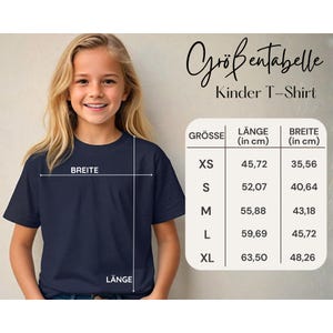 May include: A young girl wearing a navy blue T-shirt. The image includes a size chart in German, with measurements in centimeters for XS, S, M, L, and XL sizes. The chart details length and width measurements for each size.