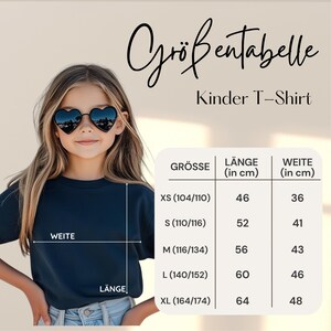 Pu&ograve; includere: Una tabella delle taglie per t-shirt da bambino intitolata Gr&ouml;&szlig;entabelle Kinder T-Shirt. La tabella elenca le taglie dalla XS alla XL con misure di lunghezza e larghezza in centimetri. Un diagramma mostra una t-shirt blu scuro con linee.