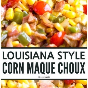 Puede incluir: Primer plano de Maque Choux de maíz al estilo de Luisiana. El plato contiene granos de maíz amarillos, tomates cherry rojos, pimientos verdes y trozos de tocino. Se muestra el texto "LOUISIANA STYLE CORN MAQUE CHOUX".