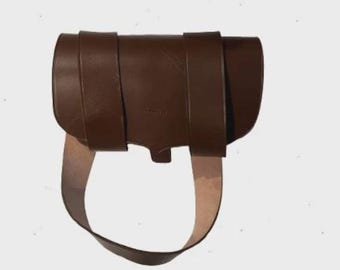 Cartuchera de cuero marrón estilo Guerra de Independencia con cinturón de hombro marrón a juego.