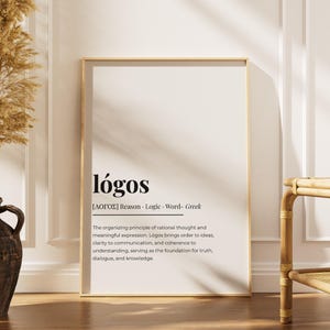 Könnte beinhalten: Ein gerahmter Druck mit dem Wort "lógos" in fetter, schwarzer Schrift. Darunter ist die Definition angegeben, einschließlich des griechischen Wortes und seiner Bedeutungen: Vernunft, Logik und Wort. Der Druck befindet sich in einem goldenen Rahmen.