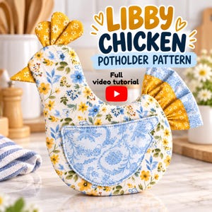 Op de afbeelding: Een stoffen pannenlap in de vorm van een kip met een wit basispatroon met gele en blauwe bloemen. Het heeft een gele kam, een gele snavel en een blauwe vleugelzak. Tekst: LIBBY CHICKEN POTHOLDER PATTERN Full video tutorial.