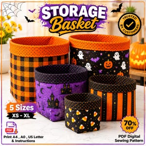 Puede incluir: Un conjunto de cinco cestas de almacenamiento de tela con varios patrones temáticos de Halloween, incluyendo cuadros naranjas y negros, estampados de fantasmas y calabazas, casas encantadas moradas y motivos de maíz dulce, como patrón de costura PDF.